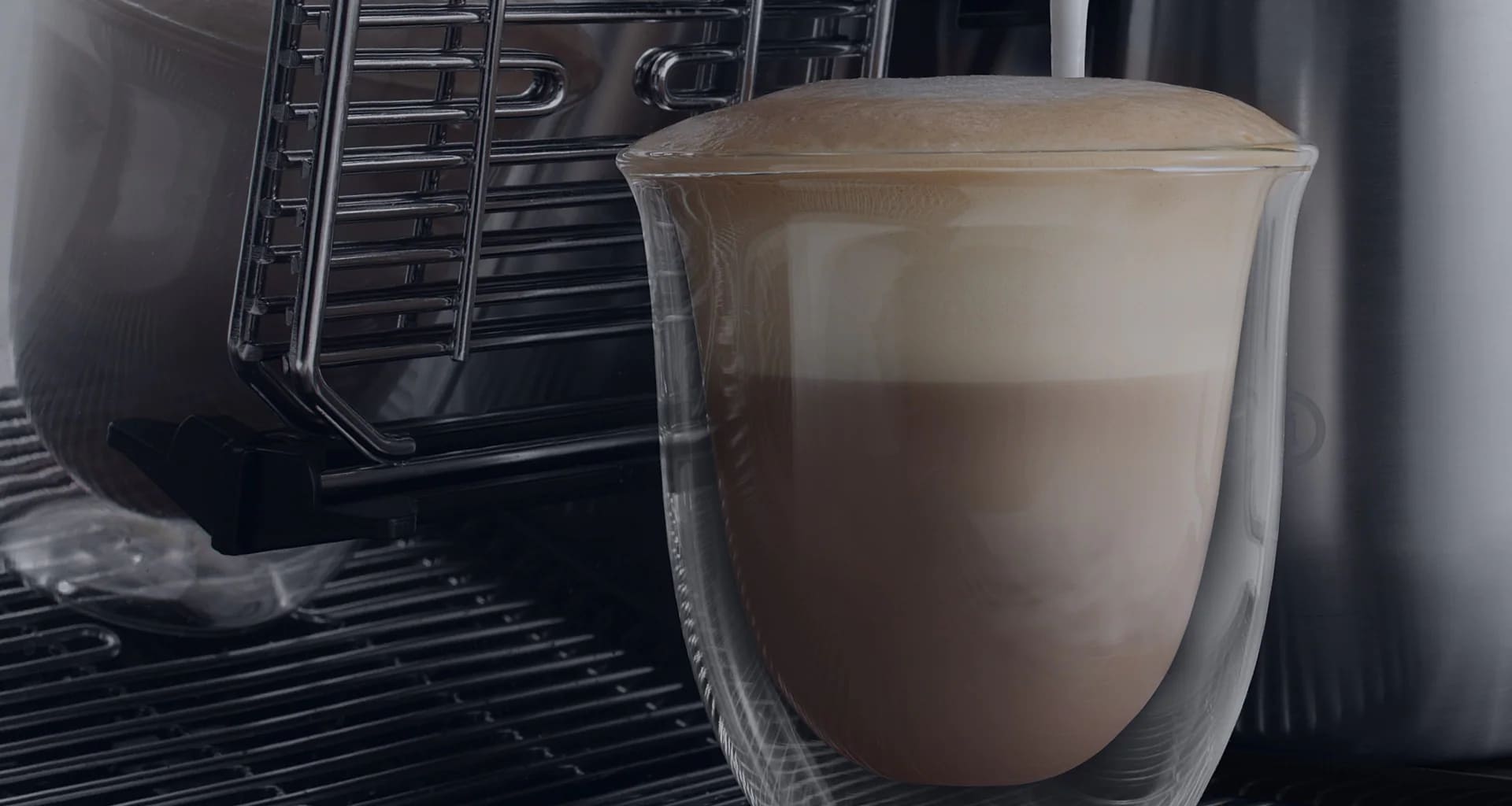 คาปูชิโน่หนึ่งแก้วจากเครื่องชงกาแฟเดลองกี