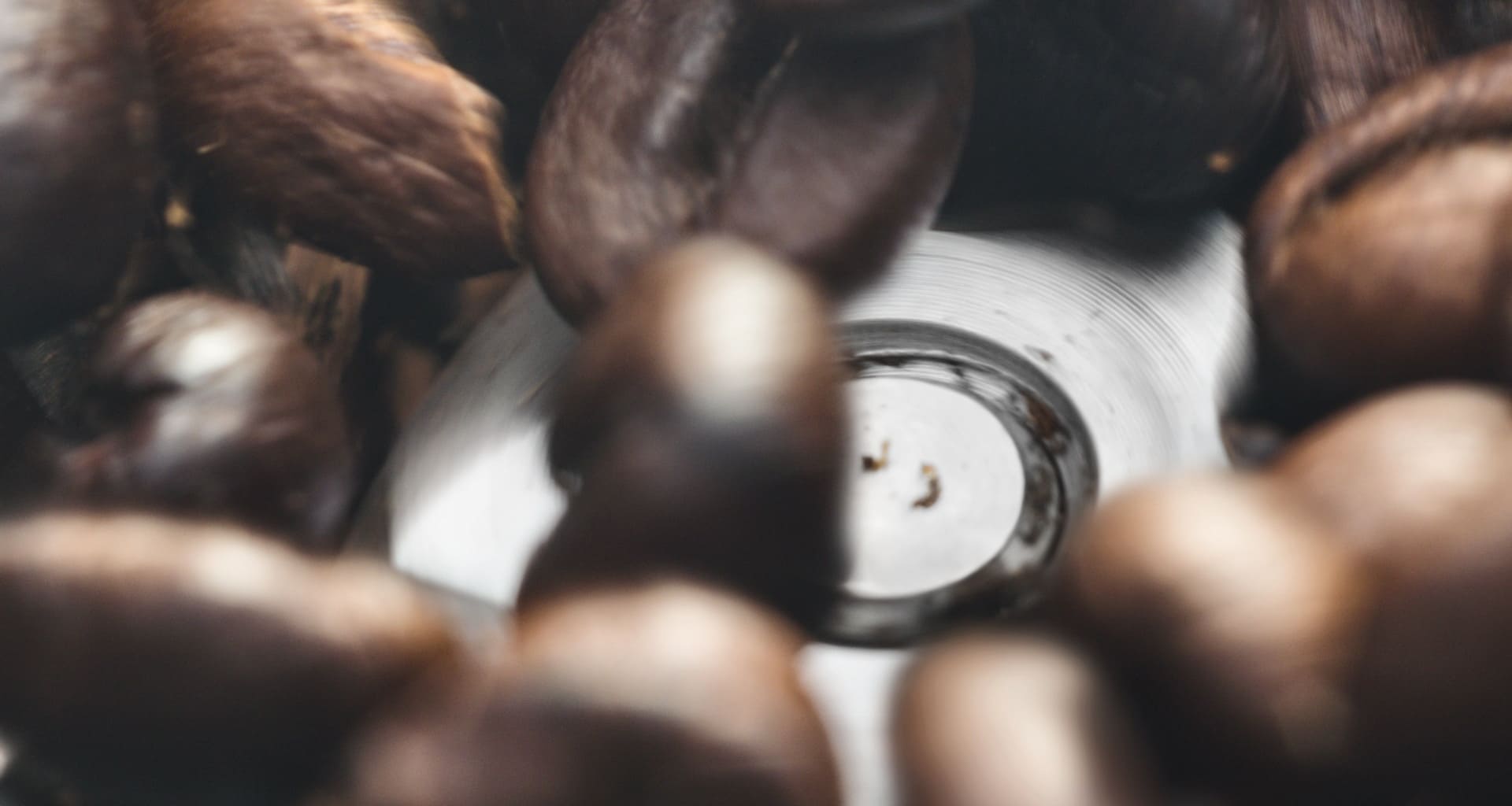 กาแฟหนึ่งถ้วยจากเมล็ดกาแฟสด